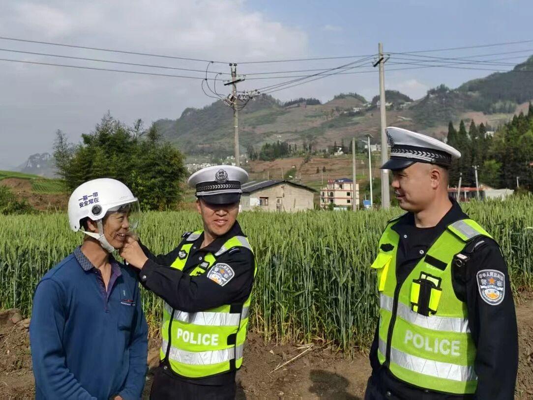 圖1交警提醒戴頭盔。.jpg
