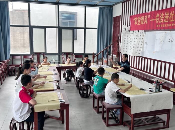 在草圣書鄉(xiāng)，本土書法老師正在指導青少年學習書法。林瑛攝