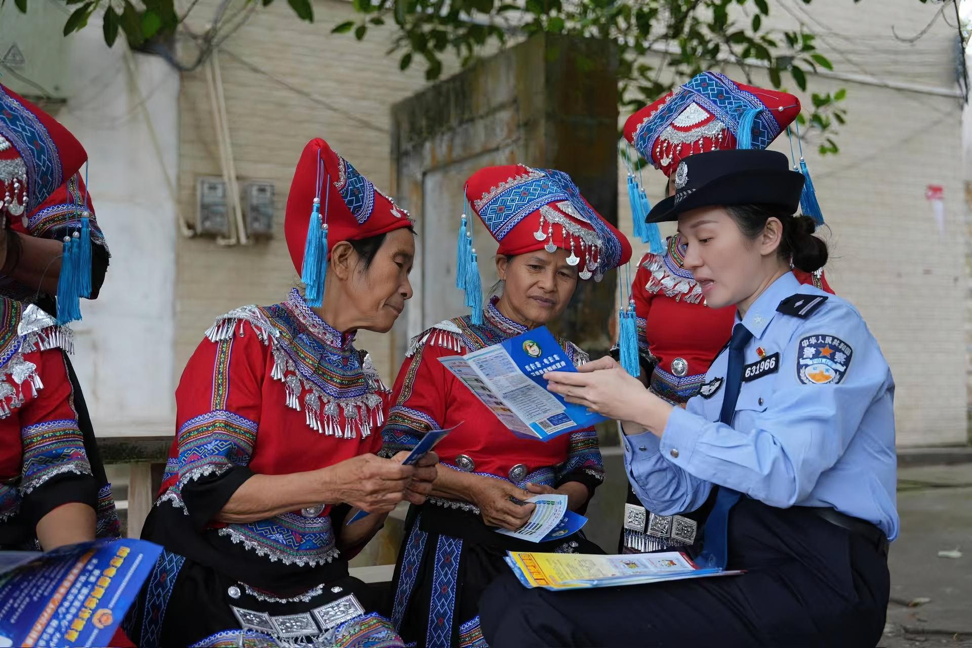 ??欽州貴臺派出所守護(hù)壯鄉(xiāng)“石榴紅”