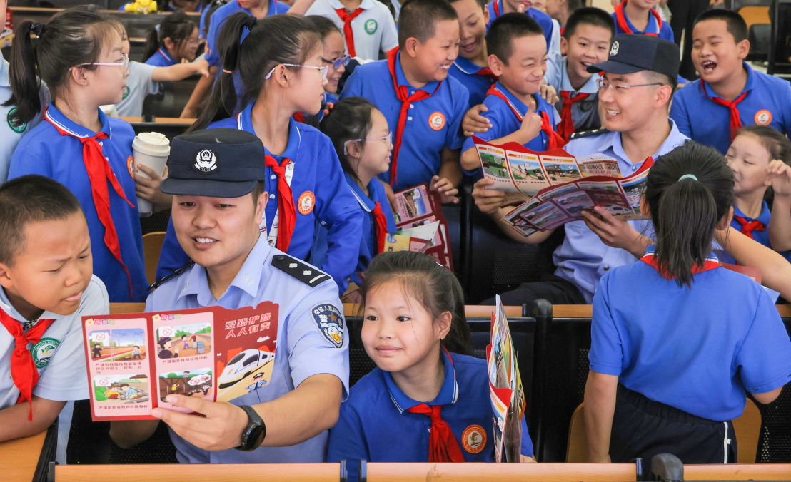 警企聯(lián)合進(jìn)校園 安全宣講護(hù)成長
