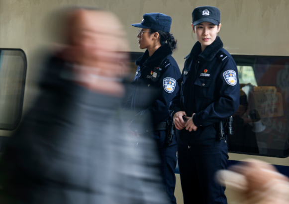 “絲路風(fēng)華”女子乘警組：以青春書寫守護答案