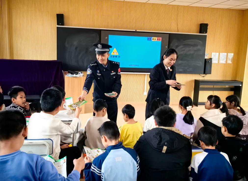 崇左邊管支隊上好“開學(xué)法治第一課”