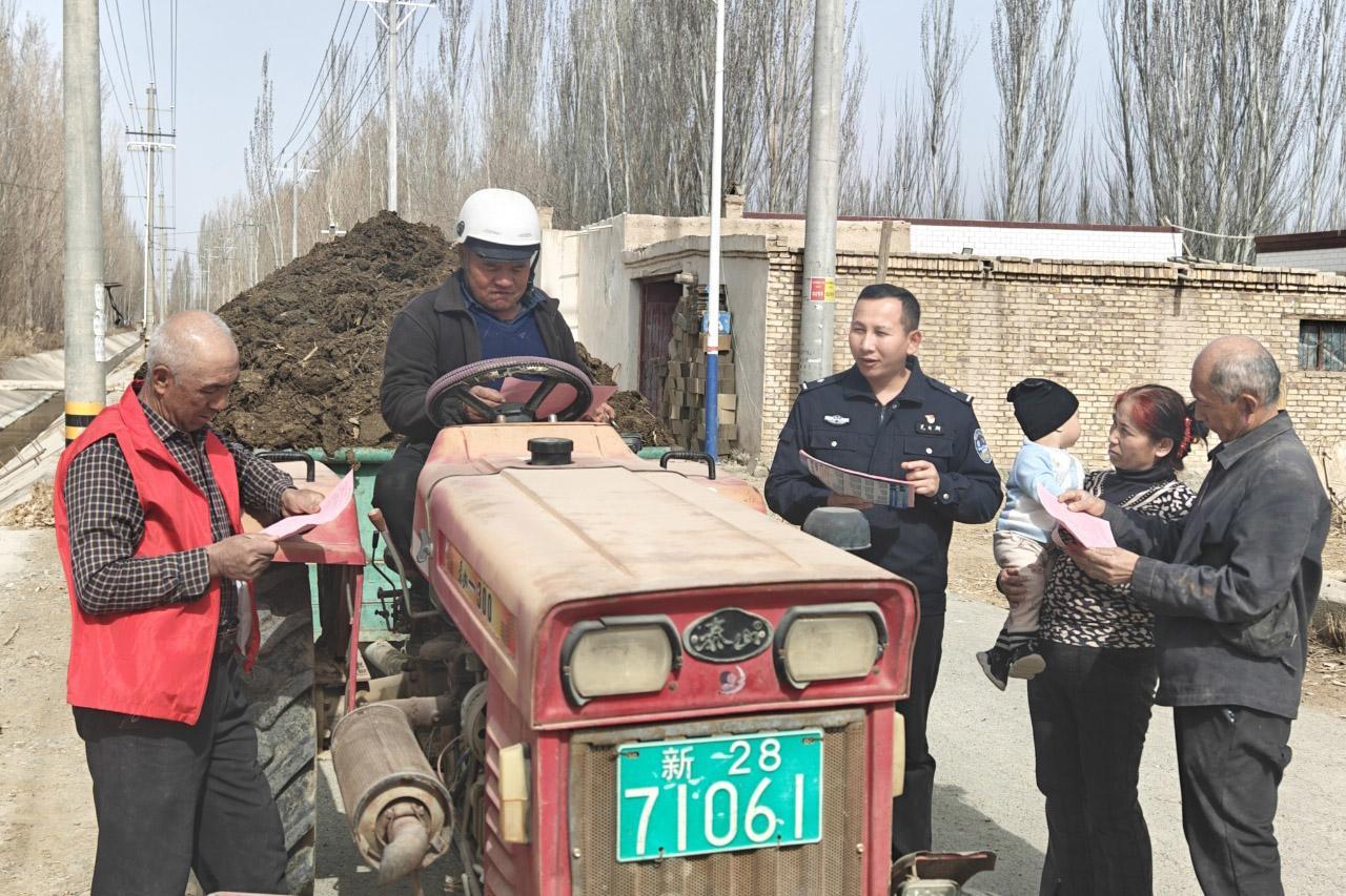 新疆輪臺公安：警務(wù)室建在村頭上 平安暖在百姓心坎上