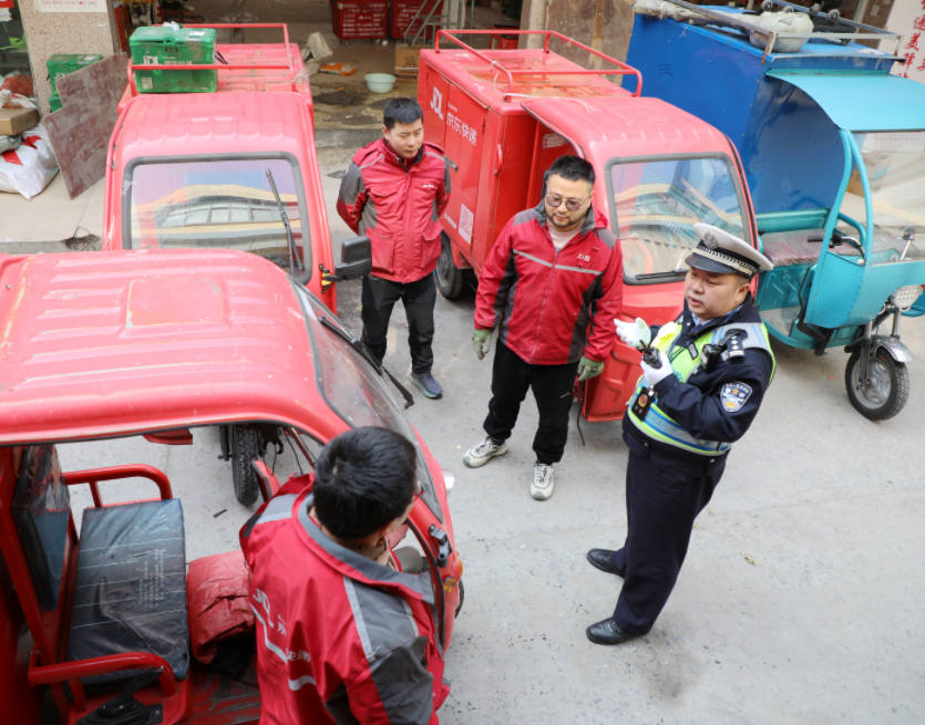 江西九江：為快遞員、外賣騎手配送“平安”