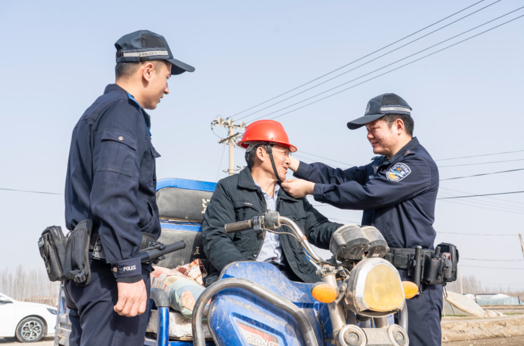 新疆阿克蘇市公安全維度護航春耕生產(chǎn)