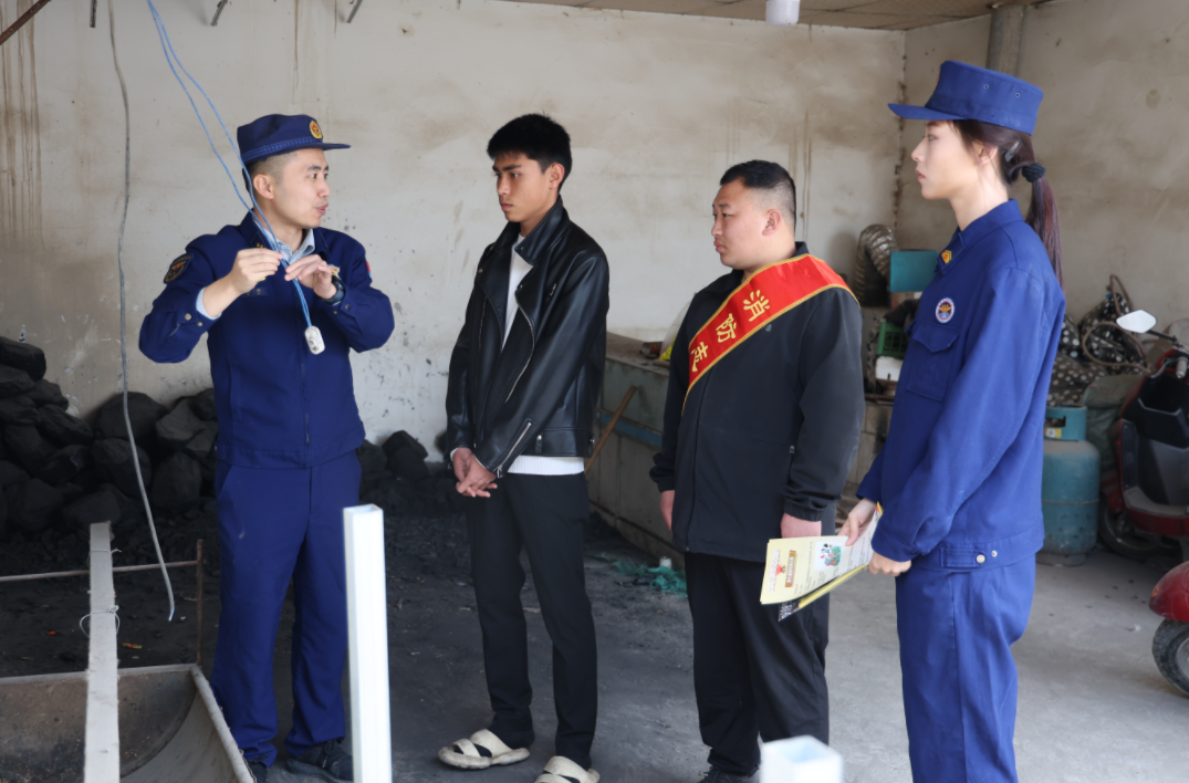 新疆阿克蘇：消防宣傳員進村入戶講安全 織密春季防火安全網(wǎng)