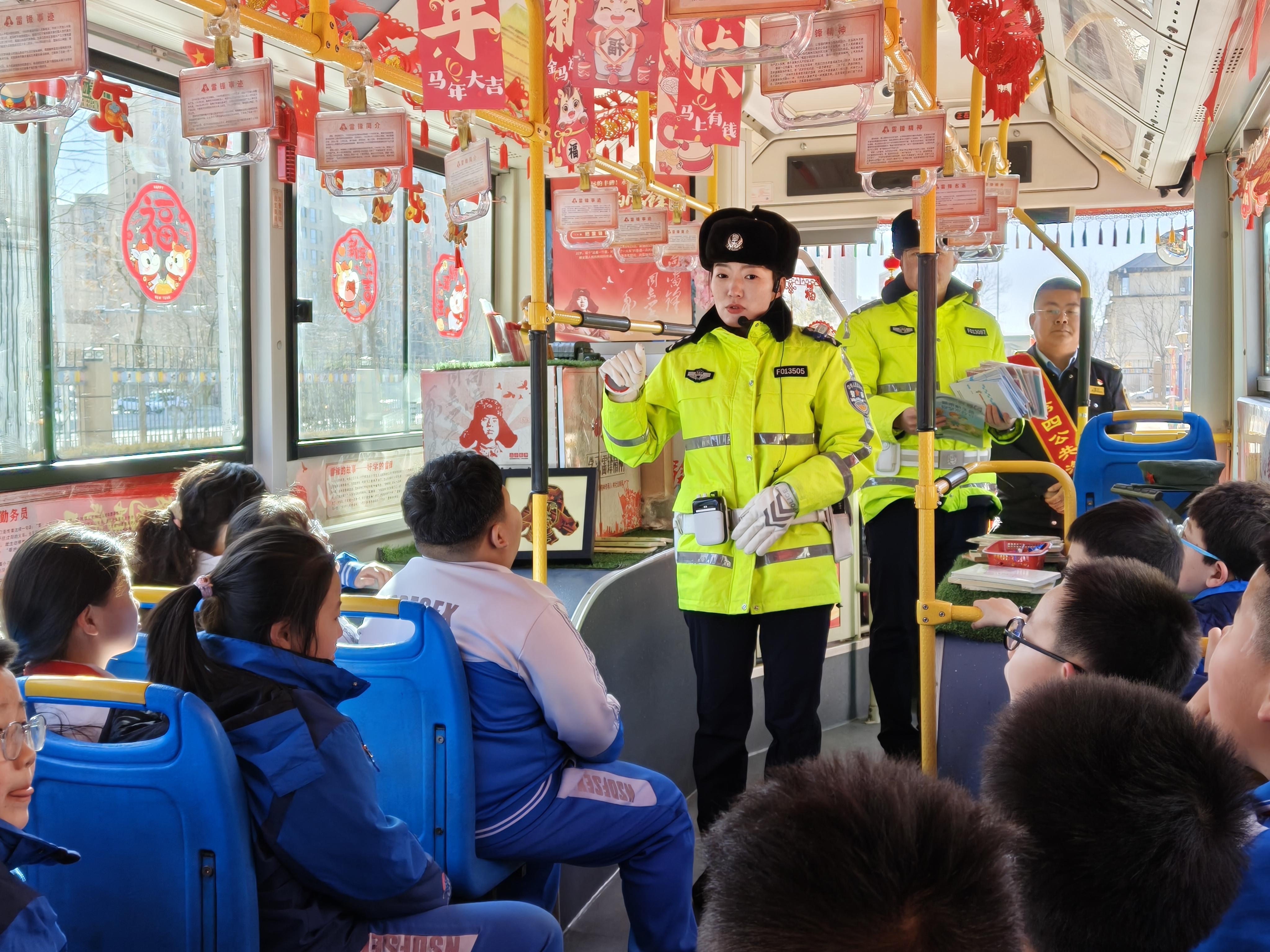 內(nèi)蒙古呼和浩特交管支隊走進學(xué)校開展安全守護伴成長主題宣傳活動