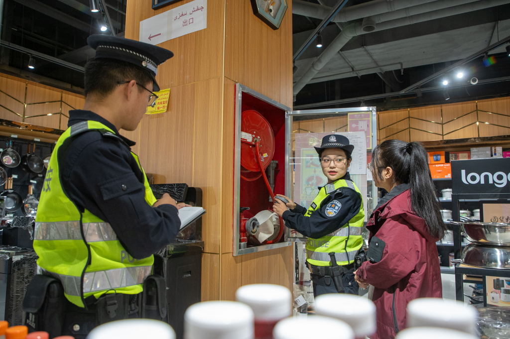 新疆葉城：“警察藍(lán)”守護(hù)“雙節(jié)”平安