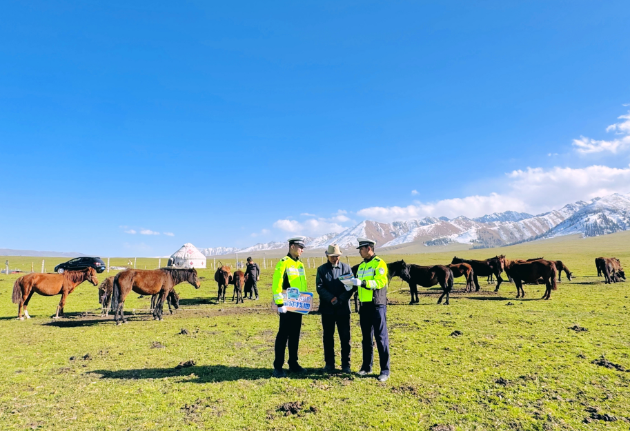 新疆新源：交通安全宣傳進(jìn)景區(qū)