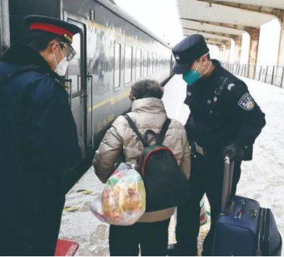 10年后，他戴上了父親的警號(hào)，開啟了第一次春運(yùn)執(zhí)勤