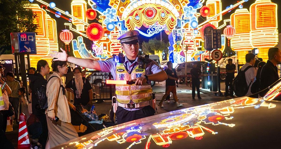 北京警方全力護(hù)航“京彩燈會”夜平安