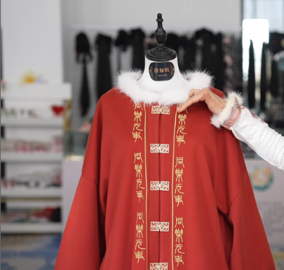 新春走基層 | 香味漢服、AI設(shè)計(jì)……漢服里的“黑科技”