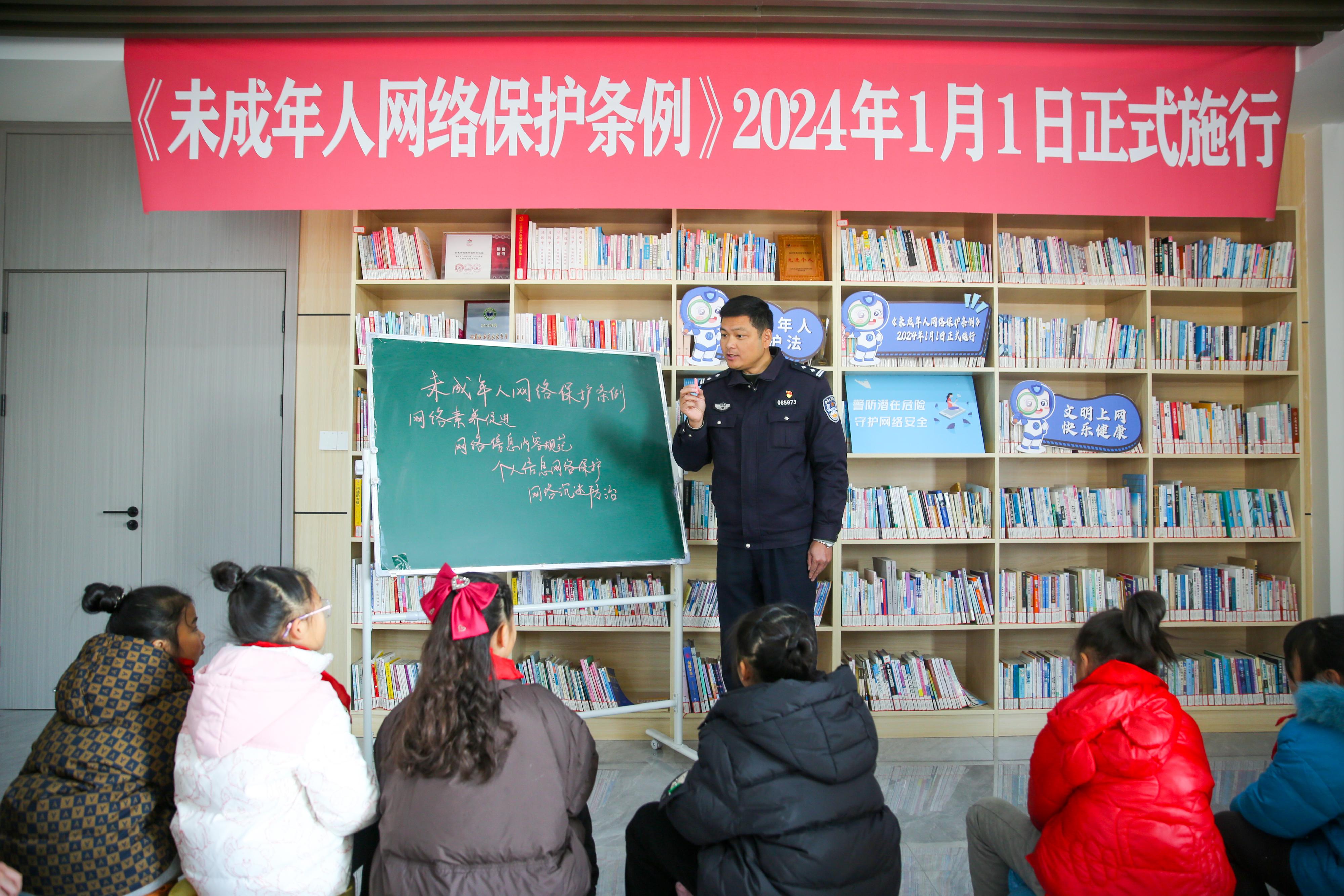2024年1月1日，在江蘇南通如皋市城南街道新華社區(qū)農(nóng)家書(shū)屋內(nèi)，網(wǎng)絡(luò)普法志愿者向?qū)W生講解《未成年網(wǎng)絡(luò)安全保護(hù)條例》相關(guān)內(nèi)容。.jpg