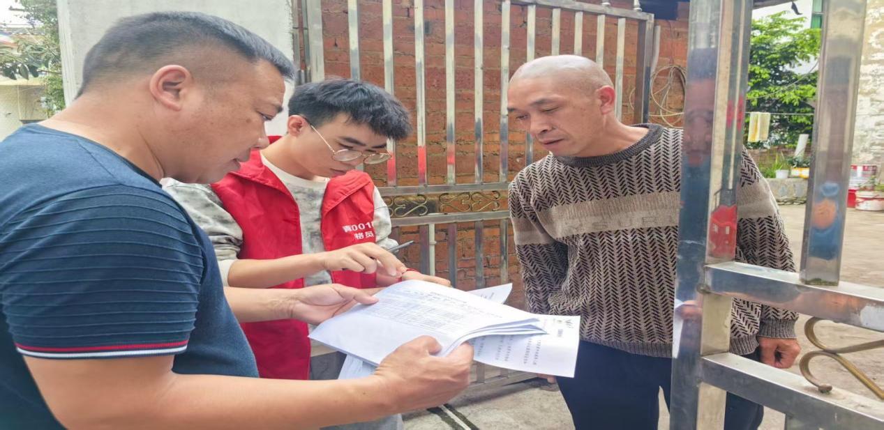 龍井村村兩委及網(wǎng)格員入戶給村民宣傳未成年人防溺水，電信詐騙等內(nèi)容.jpg