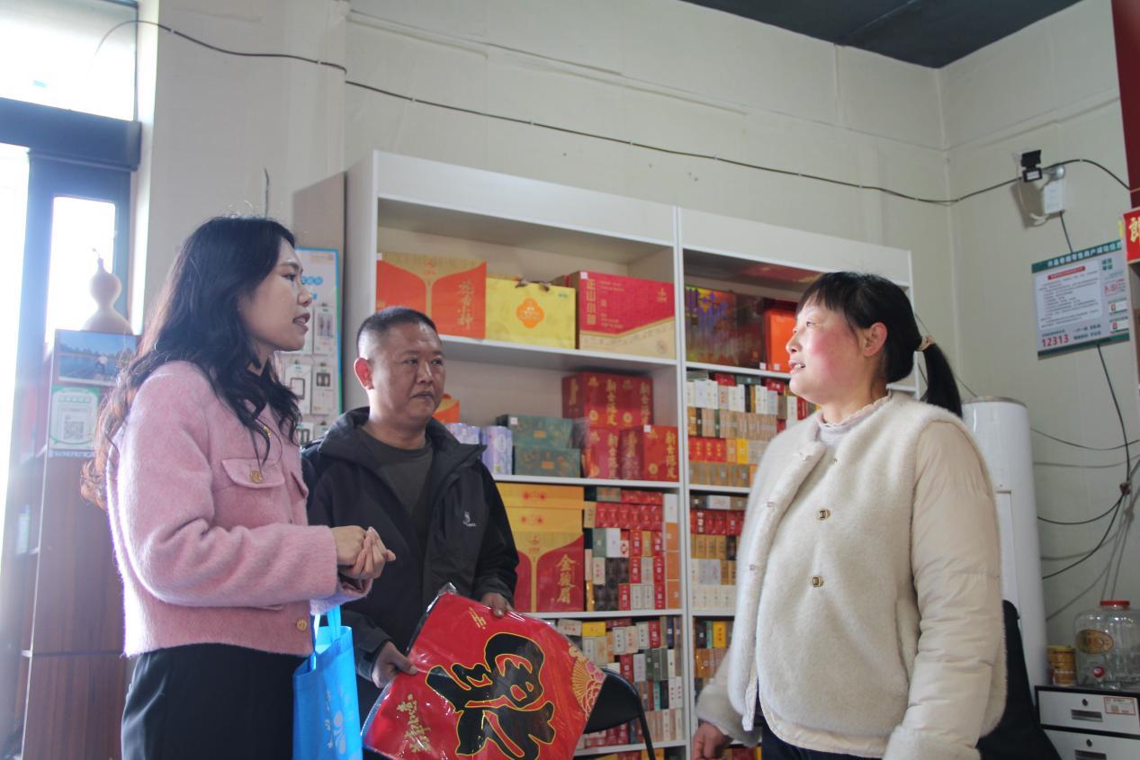 圖為王萌萌為商戶送上新春法治大禮包。通訊員 朱新宇 攝.jpg