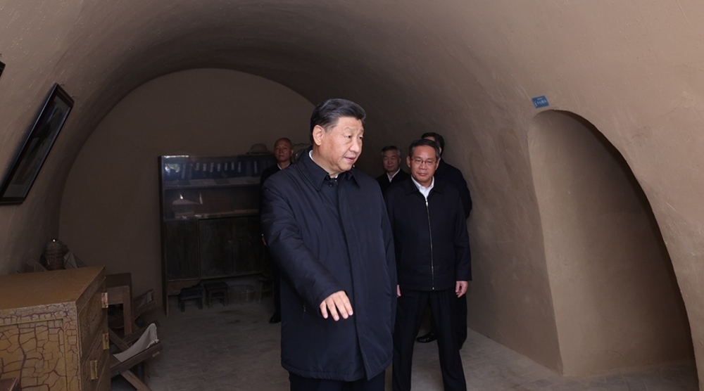 習(xí)近平在瞻仰延安革命紀(jì)念地時(shí)強(qiáng)調(diào) 弘揚(yáng)偉大建黨精神和延安精神 為實(shí)現(xiàn)黨的二十大提出的目標(biāo)任務(wù)而團(tuán)結(jié)奮斗