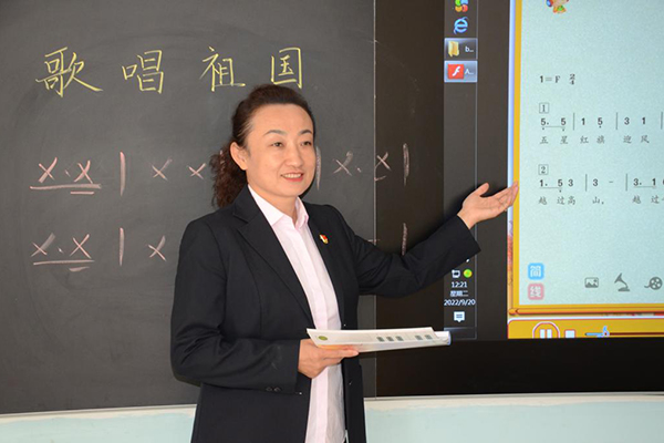 秦穎：用音符點(diǎn)亮鄉(xiāng)村學(xué)校里的快樂(lè)童年